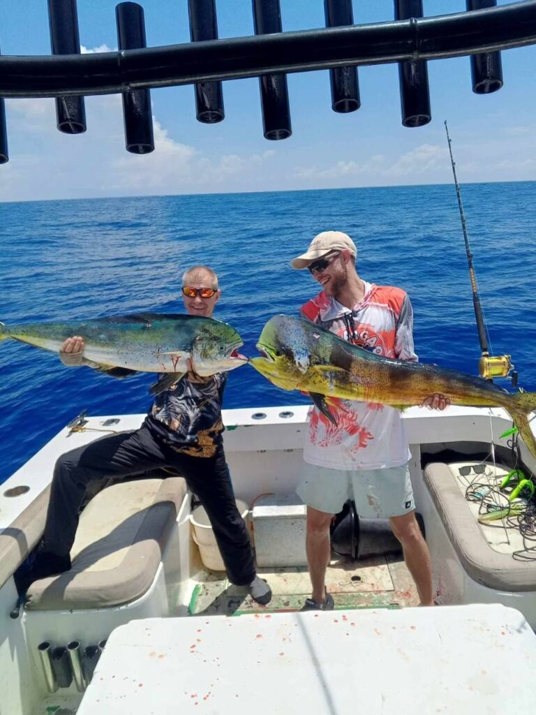 Участники морской рыбалки с крупным уловом на катере